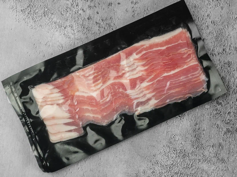 Бекон говяжий сырой в нарезке